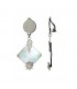 Oorclips met parelmoer ruit, zilverkleurige bladeren en bloemdetail.