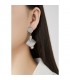 Oorclips met parelmoer ruit, zilverkleurige bladeren en bloemdetail.