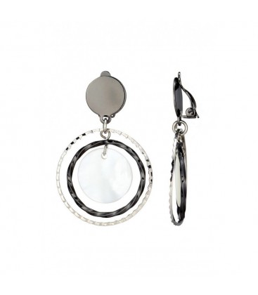 Oorclips met dubbele cirkels en een wit parelmoer hanger