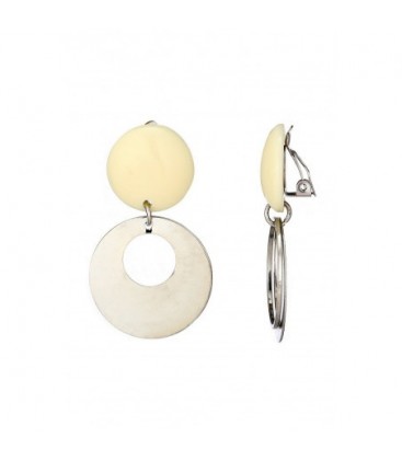 Oorclips met zilverkleurige hanger en creme kleurige knop