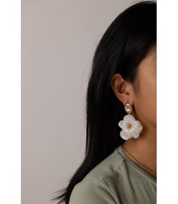 Oorbellen witte bloem met goudkleurige accenten