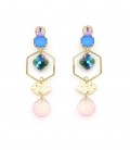 Oorclips met blauwe steen, roze hanger en goudkleurige zeshoek