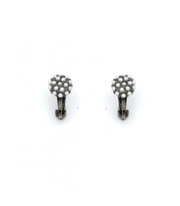 Oorclips met kleine witte parels in een rond cluster.