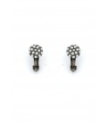 Oorclips met kleine witte parels in een rond cluster.